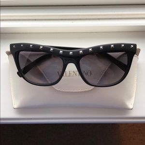 Valentino Sunglasses V650S